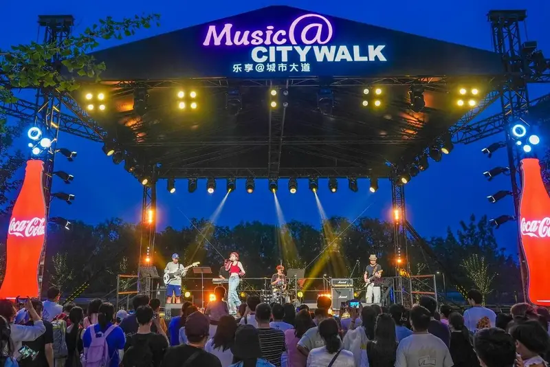 夏日氛围感拉满!来环球城市大道能看露天音乐会