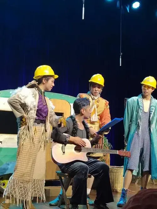 《彼得和狼》儿童剧5位演职人员在道具不多,舞台不大,背景不变的情况