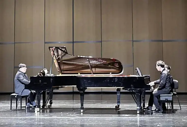 场音乐会的重磅曲目来自下半场双钢琴演奏的贝多芬《命运》第五交响曲