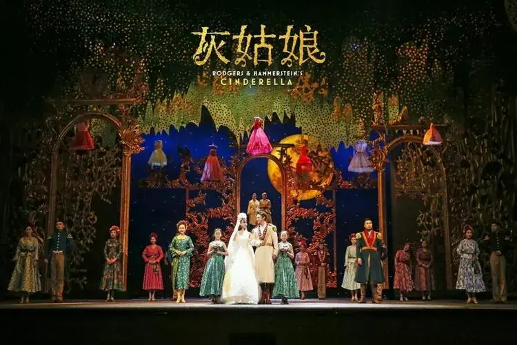百老汇音乐剧《灰姑娘》中文版彩排剧照一个重新诠释的梦幻童话,一个