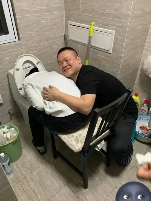 郭麒麟晒了他们德云社小聚时的照片让粉丝猜他们谁喝多了