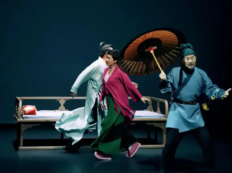 龙马社话剧《我爱桃花》剧照作为该剧监制和主演,邓婕表示: