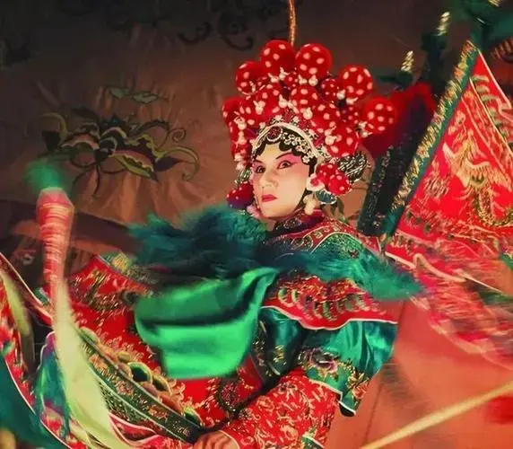 她热爱话剧,主演的《简·爱》每逢登台都是一票难求,30岁那年还入选了