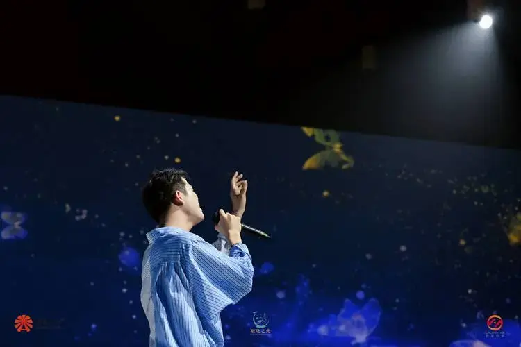 2025何光毅《破晓之光》原创音乐演唱会:一场视听盛宴与心灵的深度