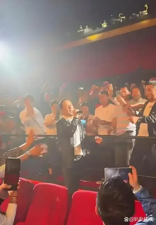 杨坤澳门演唱会,2500张门票现场只来几百人, 粉丝互动环节,台下女观众