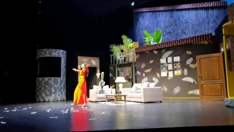 话剧《十三角关系》观感:荒诞与共鸣