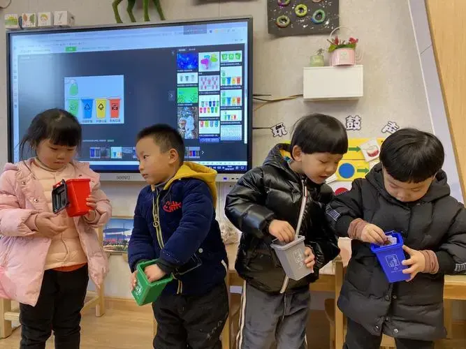 垃圾分类始于心,绿色生活我先行