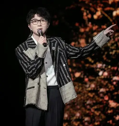毛不易演唱会现场帮粉丝求婚,太有爱了!