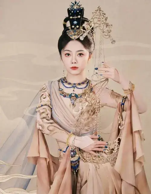 谭松韵晒湖南卫视春晚舞台造型化身瓷壶上的胡姬惊艳全场