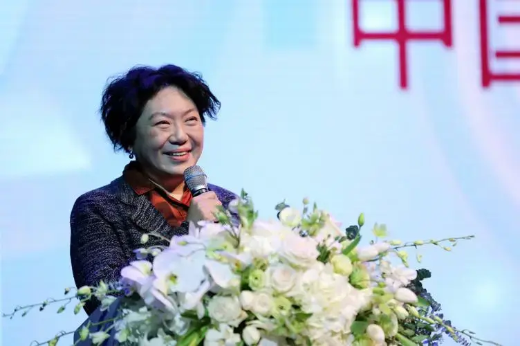 《秃头歌女》,这是被誉为荒诞派戏剧鼻祖之一的尤涅斯库在20世纪后半