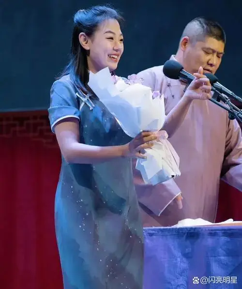 德云社女弟子于斗笑社路透的消息中,我们看到了传统相声艺术在新时代