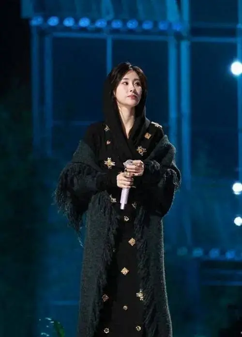 张碧晨四川卫视演唱会造型解读:时尚与音乐的完美交融