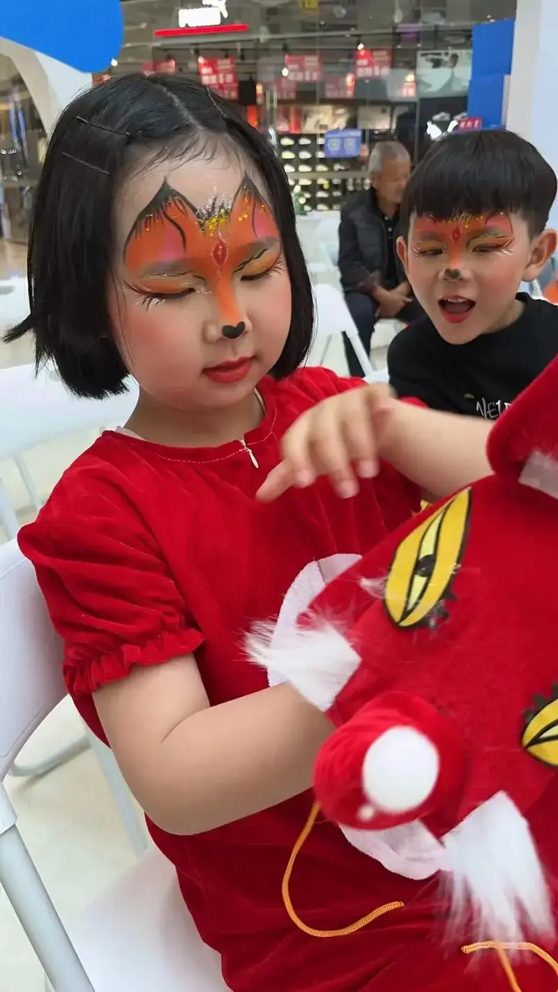 儿童舞台妆 #脸部彩绘捉到两只小狐狸🥰 - 抖音