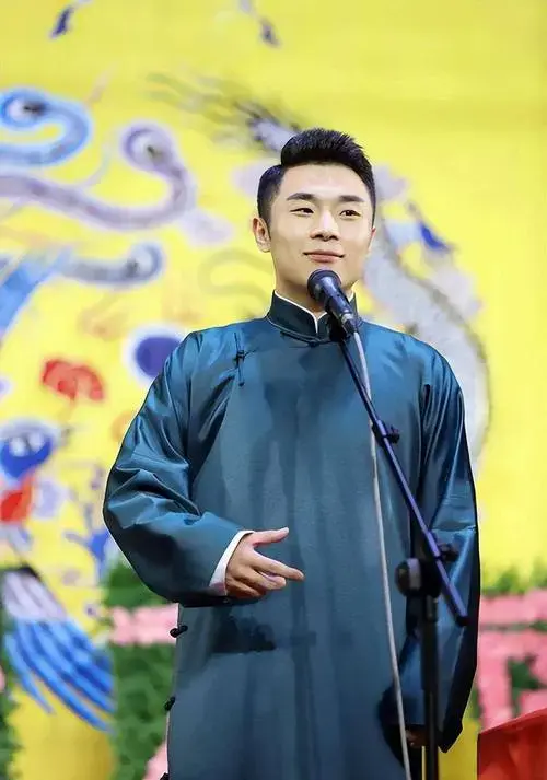 德云社却靠着对传统相声的坚持和创新,吸引了大批粉丝,而每场演出,座