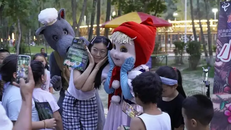 儿童剧《小红帽》剧组工作人员哈斯特尔·苏拉依满说: