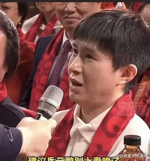 岳云鹏2025春晚相声, 7大疑点解析:
1到底是不是托? 答:是.