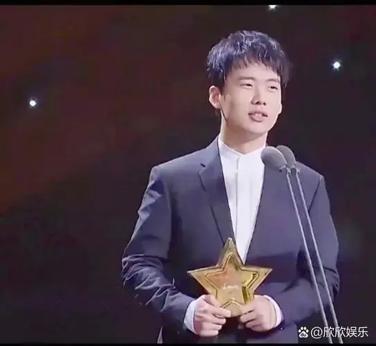 郭麒麟和郭德纲父子俩的台上互动真是太有趣了!