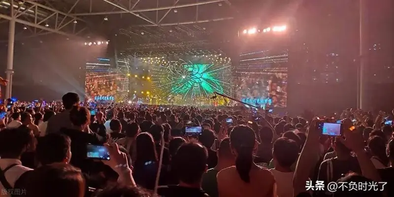 顶流爱豆演唱会现场突发呼吸困难,你怎么看?