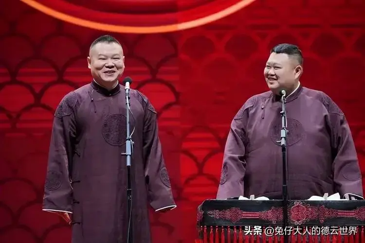 德云社岳云鹏郑州跨年,演出现场座无虚席,岳云鹏带观众大合唱_相声