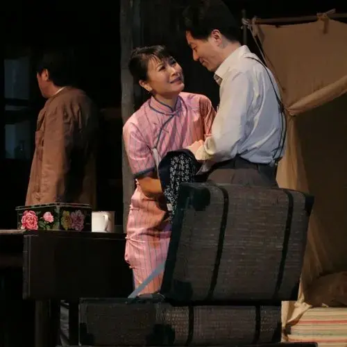 话剧《上海屋檐下》首演于上海话剧艺术中心.