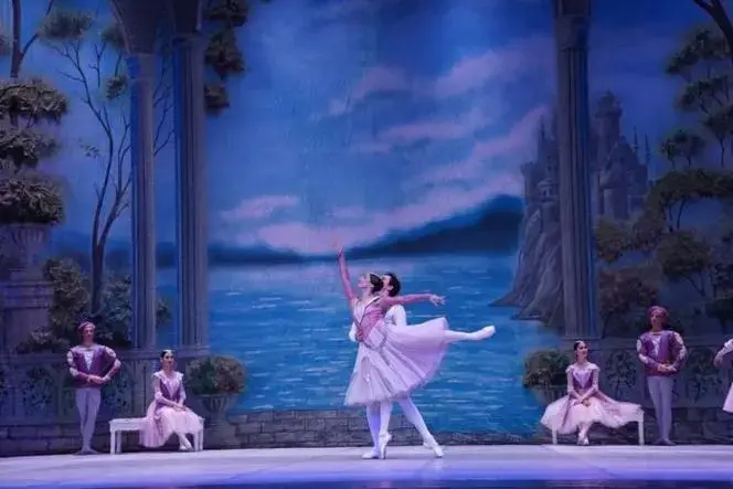 美到失语百年经典芭蕾舞剧天鹅湖再现绝美童话