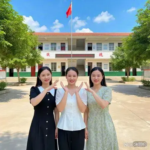 《山村女教师:点亮知识的烛光》
在偏远的山村,你们用知识的烛光