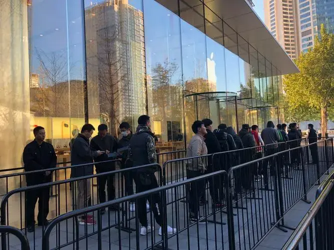 亲历iphonex开售现场仿佛回到了iphone4时代的抢购盛况图说