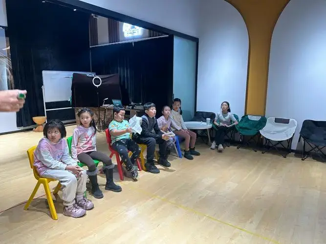 在角色扮演,剧本创作,即兴表演中,孩子们的创造力和想象力得以无限