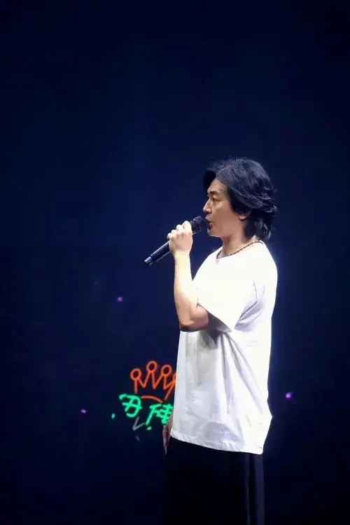 郑伊健一代男神变大妈,郑伊健澳门演唱会裙装造型被吐槽扛把子变