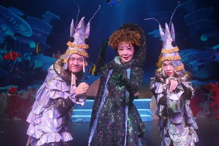 剧团演出的儿童剧《金色美人鱼》改编自安徒生的著名童话《海的女儿》