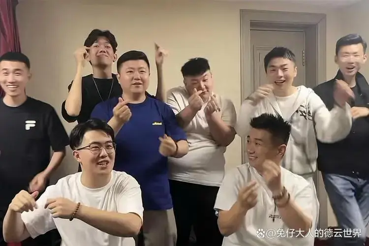 德云社龙字科演员生日,排面拉满,合影照被晒,师哥疼师弟是真的
