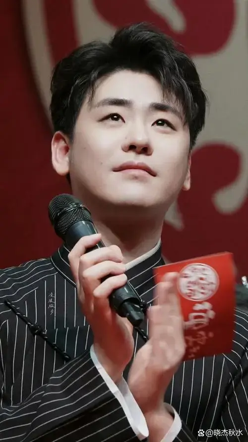 张云雷,他从小就展现出对传统曲艺的热爱,并在11岁时拜郭德纲为师