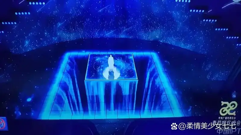 有人说,王菲这次的舞台,简直封神. 高音依旧稳,气息依旧足.