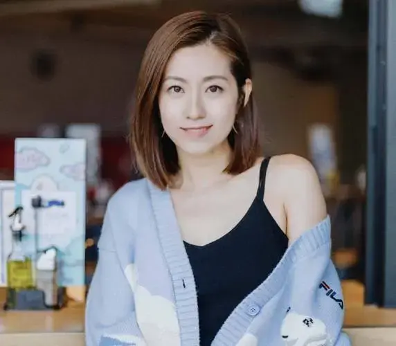 tvb知名女星又曝婚变!主动点赞网友单身留言,暗示和丈夫已离婚