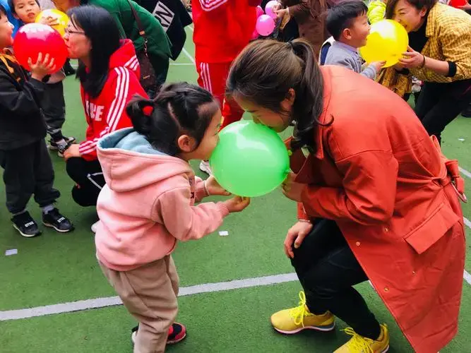 金阳光幼儿园亲子趣味运动会的欢乐时光!