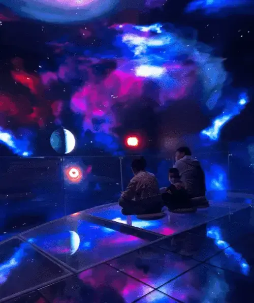 朋友趣玩,亲子互动让游客有一种跨越时空,穿梭天地的体验感舒
