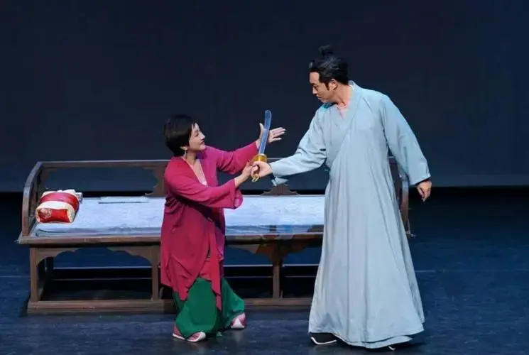 龙马社话剧《我爱桃花》剧照参演这版《我爱桃花》的两位青年演员
