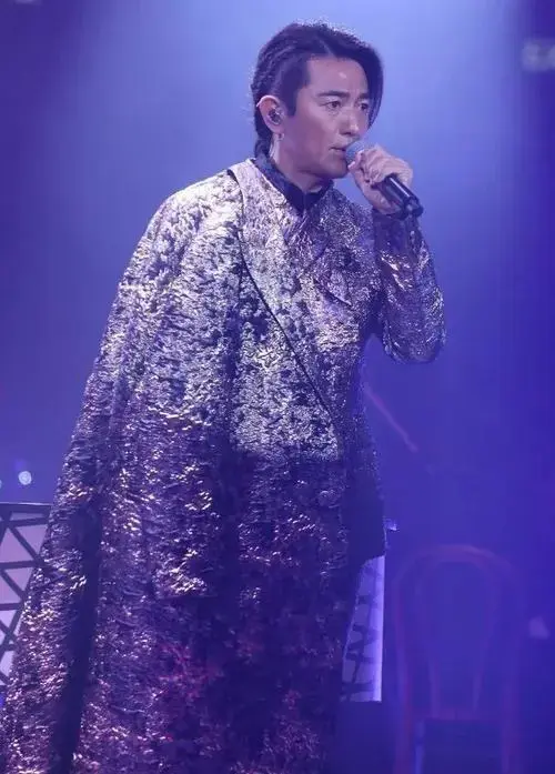 郑伊健演唱会众星捧场,晒高难度倒挂舞功!