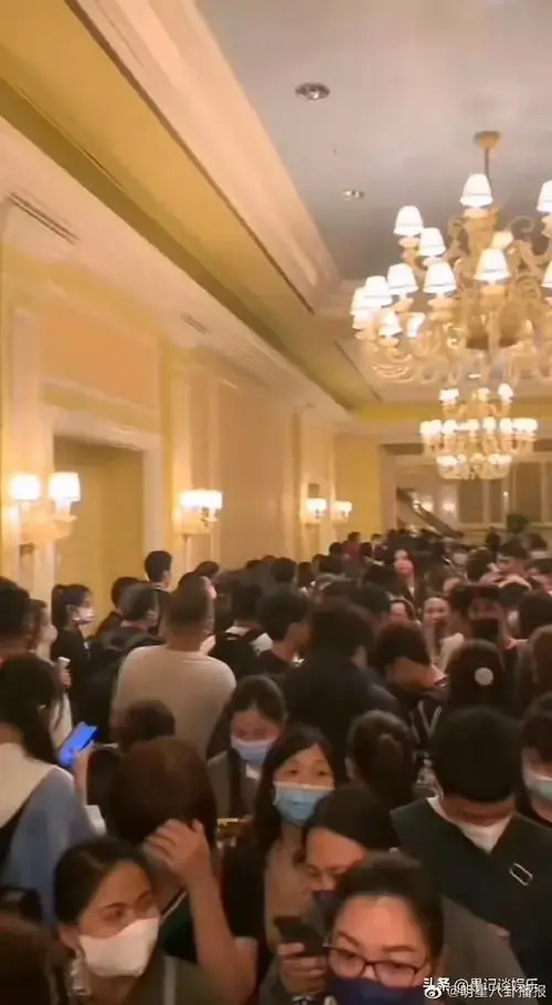 张学友澳门演唱会抢票现场曝光,连夜排队人山人海,这种抢票的现场看