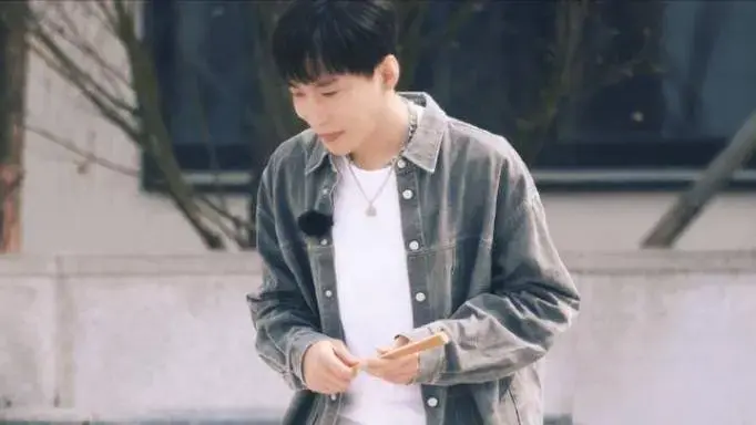 何九华,作为《德云社》的成员,擅长相声,信手拈来.