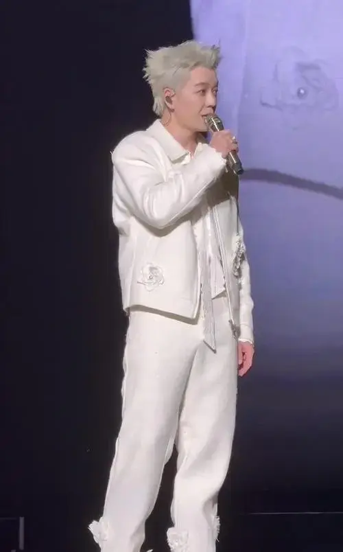 [流言板] 歌手王栎鑫演唱会妇女节送粉丝玫瑰花