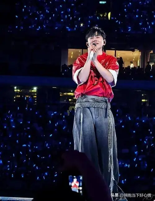 张杰演唱会惊现神秘嘉宾,母子神颜让各个平台尖叫