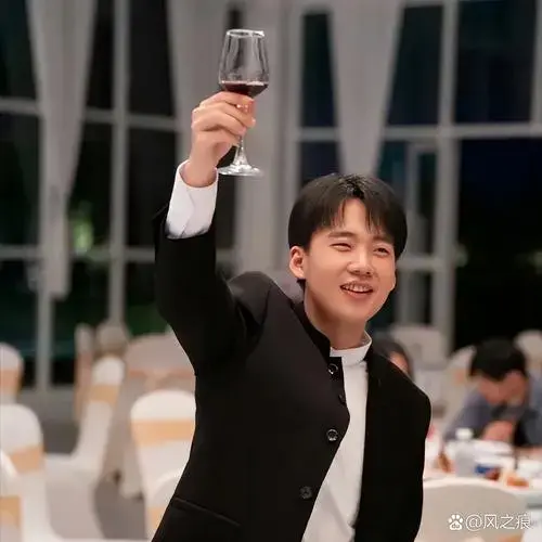 德云社郭麒麟登上央视,主持电视剧年度盛典,不愧是郭德纲的骄傲.
