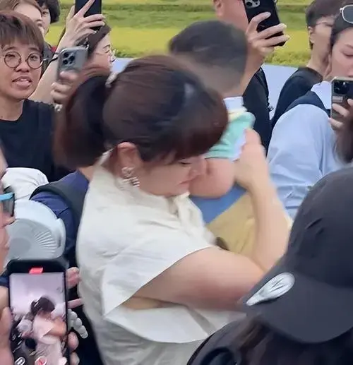 任家萱携子亮相田馥甄音乐会,婚戒闪耀,烧伤疤痕成焦点