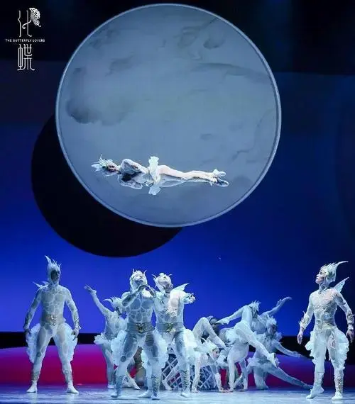 杂技剧《天鹅湖》惊艳亮相,不仅为王子与天鹅的经典故事注入新的活力