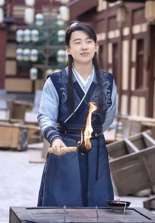 郭麒麟过春节身材发福,本人近照身材圆润,网友直呼:认不出