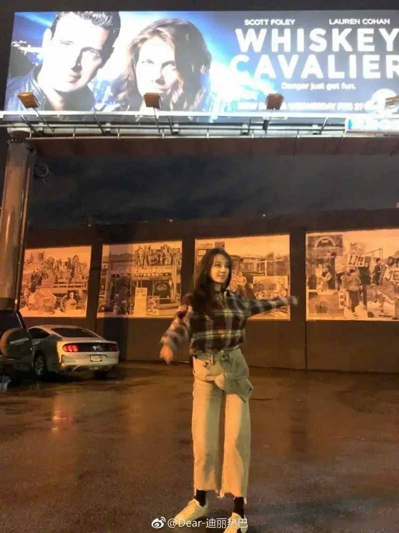 迪丽热巴七彩墙前旋转跳跃 捂脸大笑很是古灵精怪