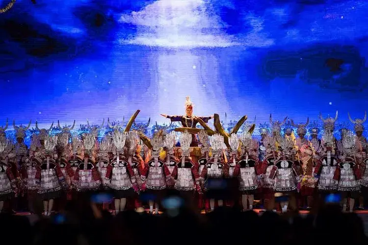 四,《月亮升起来》——月下的浪漫《阿诗玛》不仅是一部经典的彝族