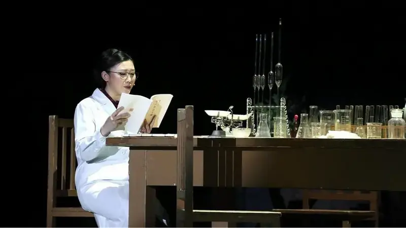 《呦呦鹿鸣》受邀走进宁波大学,为学校师生演绎宁波籍中医药科学家