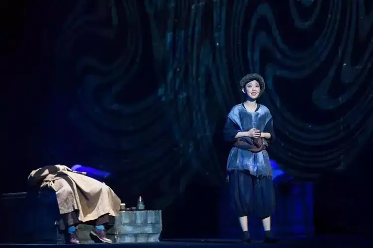 《虎门销烟》中饰演女三仔仔.